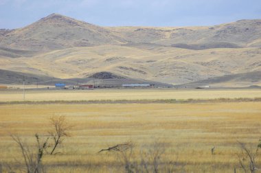 Çayır, düz, çöl. Görkemli güneş çöl kumullarının arkasında batar ve nefes kesici bir manzara yaratır. Güneşin veda ettiği sakin bir çöl manzarası, kızgın bir parıltıyla gökyüzünü aydınlatıyor..