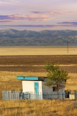 Steppe, Prairie, gün batımında, gün batımı acı tatlı bir resim çizer, sanki doğanın kendisi solmuş sıcaklığın yasını tutar ve çölün sonsuz kumlarına sırlar fısıldar..