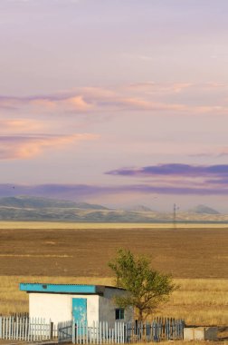 Steppe, bozkırda güneş ufuktan aşağı batarken gökyüzü parlak renklerle parıldıyor. Issız çölü bir gece daha izolasyonla baş başa bırakıyor. Hayatın gelgitlerinin ve akışlarının canlı bir hatırlatıcısı..