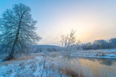 Kış harikalar diyarının güzelliğini tüm ihtişamıyla tecrübe et. Donmuş nehrin üzerinde muhteşem bir gündoğumuna tanık olun. Kendinizi Buz Şafağı 'nın tuhaf ve büyülü atmosferine daldırın..