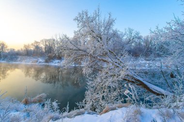 Güneşin doğuşunda doğanın çarpıcı renklerinin tadını çıkar. Güneşin buzlu nehri aydınlatmasını izle. Sihirli kış manzaraları büyüleyicidir. Kendini doğanın mükemmelliğine ver..