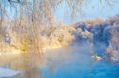 Kış gündoğumunun büyülü güzelliğini tecrübe et. Doğanın çarpıcı donmuş çalışmalarına tanık olun. Donmuş bir nehirde ışıldayan buzun büyüleyici anını yakala..