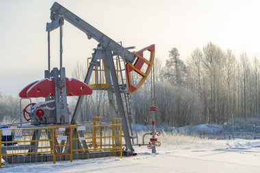 Pumpjack, petrol sahalarının göz kamaştırıcı doğal zemininin tadını çıkar. Işıl ışıl dondaki yağ pompalarının büyüleyici fotoğraflarını çek. Sihirli manzaralardan ilham al ve kendi manzaranı yarat.