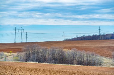 Güneşli, pullu bir tarla, gençleşme ve hayat döngüsü hakkında hikayeler fısıldıyor. Dünya 'nın cömertliğini ortaya çıkarmaya hazırlanıyor. Toprak Yetiştirme Hasat sezonu için hazırlanılıyor