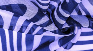 İpek kumaş, mavi ve beyaz soyut çizgiler. Soyut mavi ve beyaz desenlerin sihirli şekli. Retro modern dekor, tekstil sanatı, tasarım, doku, arkaplan, kalıp