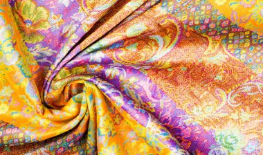 Kusursuz. Brocade. Bu ipek, koyu turkuaz batık çiçekler ve dalgalı leylak hatlarıyla süslenmiş parlak sarı bir tabana sahiptir. Sulu turkuaz vuruşlar kumaşın içinde soyut bir şekilde dolaşır..