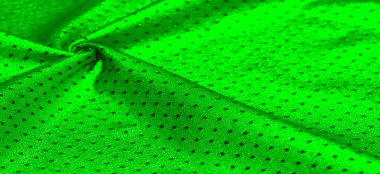 Küçük puantiyeli metalik parıltılı kumaş. Yeşil renk... şimdi parıldayan metalik kumaş tam güç geri geldi! Tasarımcının bu su benzeri sıvıyı kullanması onu zarif ve şık kılıyor..