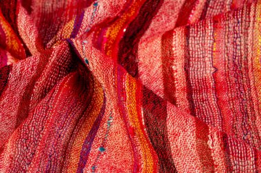 Pul payetli basit çizgili kırmızı atkı zarif bir görünüş için kalite ve işçilik herhangi bir kıyafete veya görünüme ek olarak şık