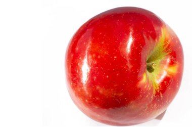 Beyaz arka planda elma. Elmaya bayılırım. Bana göre, meyveler inkar edilemez. Cennet bahçesinden geliyorlar.