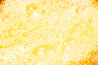 Taze kayısıdan lezzetli kayısı likörü hazırlayın. Hazırlık, meyve suyunu çıkarmak için ezilmiş kayısıları içeriyor. Kayısı, daha sonra bir kayısı likörü yaratmak için mayalanmalıdır..