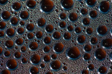 Su kabarcıklarını andıran eşsiz buhar damlası tasarımı kahve veya çay demlerken görsel olarak çekici ve rahatlatıcı bir etki yaratarak sıcak içeceklerden zevk almanın genel deneyimini geliştirir.