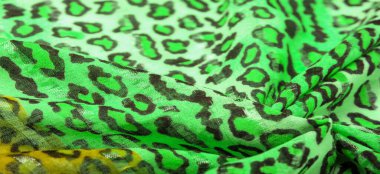 İpek kumaş yeşil, leopar desenli. Hafif leopar desenli ipek senin tasarımın için mükemmel, şık görünüyor ve kaba değil! Doku, arkaplan, desen