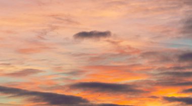Bulutlar gökyüzü şafak, gün batımı. Herkes bir zamanlar güneşin doğuşunun ya da batışının güzel kırmızı ve turuncu renklerine hayran olmuştur..