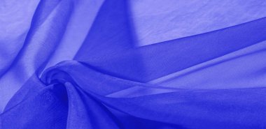 Mavi ipek kumaş dokusu. Pürüzsüz, zarif mavi ipekten ya da saten kumaştan. Lüks kumaş. soyut bir arkaplan olarak kullanılabilir.