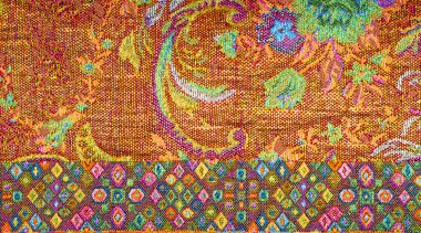 Kusursuz. Brocade. Bu ipek, koyu turkuaz batık çiçekler ve dalgalı leylak hatlarıyla süslenmiş parlak sarı bir tabana sahiptir. Sulu turkuaz vuruşlar kumaşın içinde soyut bir şekilde dolaşır..