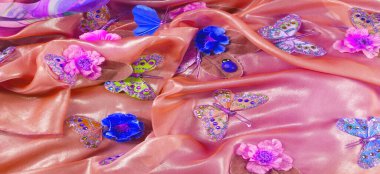 Kusursuz. Kumaşın mavi ve kırmızı renkleri flora ve fauna ile işlenmiş. Moda illa etiketlerle ilişkilendirilmek zorunda değil. İçinden gelen başka bir şeyle ilgili.