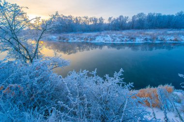 Kış harikalar diyarının büyüsünü tecrübe et. Donmuş nehrin üzerinden güneşin doğuşunu izle. Güzelliğe ve kaprislere kapıl..