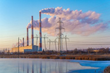 CHP. Kış sisi ve dumanlı bulutların büyüleyici dansını deneyin. Nefes kesici güzelliklerle dolu görkemli bir sabaha uyanmak. Doğanın muhteşem gösterisine hazır olun..