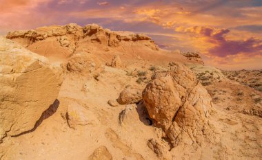 Red Boguty Dağları 'nın nefes kesici güzelliğini tecrübe edin. Sizi dehşete düşürecek panoramik görüntüler. Doğa severler ve fotoğraf meraklıları için ziyaret edilmesi gereken bir yer.