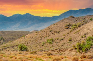 Boguty 'nin Kızıl Dağları. Doğanın başyapıtının hayranlık uyandıran güzelliği. Muhteşem dağların üzerinde çarpıcı bir günbatımına tanık olun. Huzur ve sükuneti, nefes kesen manzarada bul..
