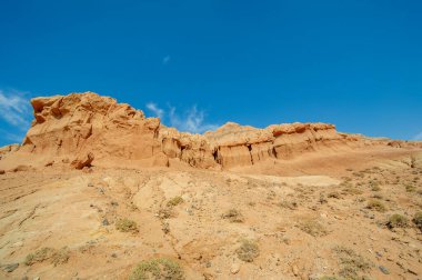 Red Boguty Dağları 'nda nefes kesici bir günbatımının tadını çıkar. Çöl rüyalarının çarpıcı çöl manzarasına yolculuk. Doğanın ateşli başyapıtına tanık olun gözlerinizin önünde.