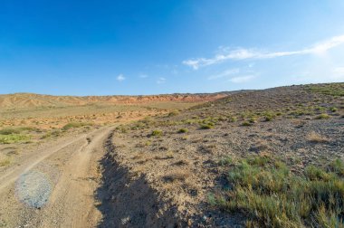 Doğanın baş yapıtının nefes kesici güzelliğinin tadını çıkar. Kızgın kırmızı kil dağlarının üzerinde parlayan güneşin batışına tanık olun. Doğanın harikalarına hayran kaldım..