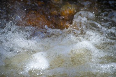 Dağdaki su, korkusuzluğu ve kararlılığı simgeler. Engebeli arazide kolayca akıyor. Güzel ve temiz bir yol yaratır. Yolunuzu bulur: engelleri aşmak için insanlara ilham verir..