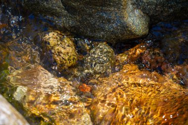 Su ve taşların büyüleyici dansını deneyin. Merhamet ve gücün ahenkli bir birleşimine tanık olun. Mükemmel dengede doğal elementlerin nefes kesici bir gösterisi..