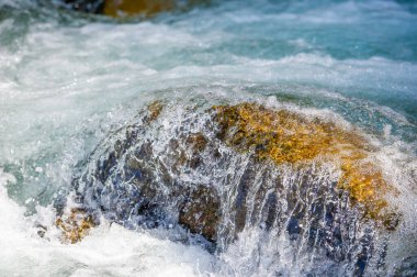 Kendinizi sesler ve doğa manzaraları senfonisine kaptırın. Bir dağ deresinin büyüleyici melodisini hissedin. Bırak yemyeşil manzara duyularına serenat yapsın..