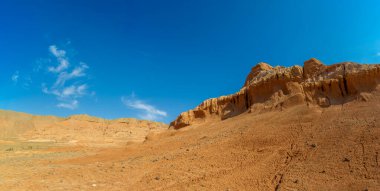 Panorama. Boguty 'nin Kızıl Dağları. Yukarıdan bakıldığında, bu çöl tuvali karmaşık desenleri ve altın renkleriyle büyüleyici bir tablo çiziyor. Hava sanatları