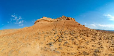 Boguty Kızıl Dağları 'nın görkemli güzelliğinin tadını çıkarın. Duyuları büyüleyen nefes kesen bir manzara. Doğanın güçleri tarafından yaratılan sessiz koruyuculara tanık olun..