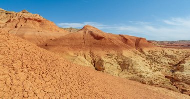 Red Boguty Dağları 'nın nefes kesici panoramik manzarası. Yüzyıllardır yorulmak bilmeyen güçler tarafından yaratılmış doğanın sessiz koruyucuları. Bu sakin vahada çölün dinginliğini hissedin..