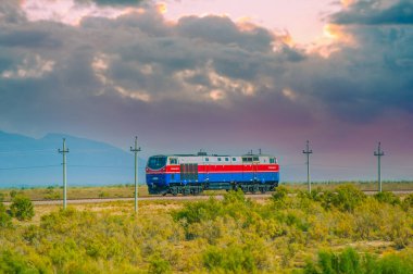 Manzaralı tren yolculuğundaki bereketli manzaraların tadını çıkar. Nefes kesici manzaralar ve resim gibi manzaralar keşfedin. Tren yolculuğundaki doğal harikalar arasında seyahat et..