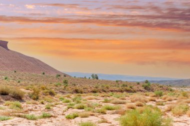 Gün batımında Boguty Kızıl Dağları 'nın nefes kesici güzelliğinin tadını çıkar. Gün batımında dağların üzerinden çarpıcı renk oyununa tanık olun. Doğanın başyapıtı alevli portakalın gölgelerinde canlanır.