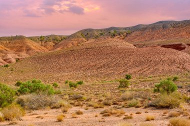 Boguty 'nin Kızıl Dağları. Işıl ışıl güneş güne veda ederken, kızgın turuncu ve rahatlatıcı pembelerle dağ gökyüzünü boyayarak, doğanın başyapıtı ortaya çıkıyor. Günbatımı Görkemi