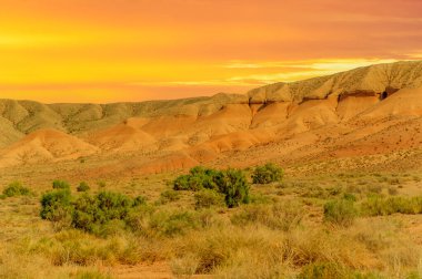 Red Boguty Dağları 'ndan gün batımının muhteşem manzarası. Ateşli turuncu ve rahatlatıcı pembe tonlarda sunulan doğanın bir başyapıtı. Parlayan güneş tarafından yaratılmış, dehşet verici bir dağ gökyüzü resmi.