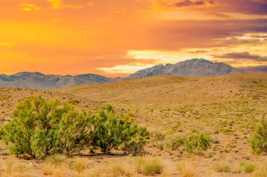 Red Boguty Dağları üzerinde muhteşem bir gün batımı. Göz kamaştırıcı renkler ve gölgeler dağ manzarasını aydınlatıyor. Doğanın tüm ihtişamıyla güzelliği. İzlemeye değer bir başyapıt.