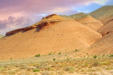 Red Boguty Dağları 'nın nefes kesici güzelliğini tecrübe edin. Doğanın başyapıtının cazibesine tanık olun. Güneş dağların üzerinden batarken büyüleyici anları yakala..