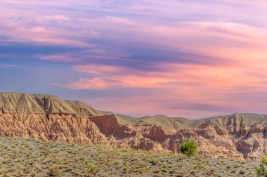 Red Boguty Dağları 'nın nefes kesici güzelliğini tecrübe edin. Bu büyüleyici dağ vahasında seyahat edin. Batan güneşin ateşli renkleri seni büyülü bir maceraya çıkarsın..