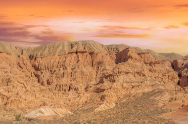 Gün batımında Kızıl Dağlar 'ın nefes kesici güzelliğinin tadını çıkarın. Kendinizi Boguty' nin çöl vahasının dinginliğine bırakın. Hayal gücünüz vahşileşsin ve büyüleyici yolculuğunuzdan büyülenin.