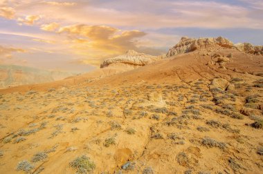 Gün batımında Red Bogut Dağları 'nın büyüleyici güzelliğinin tadını çıkarın. Bu muhteşem yerin altın parıltısının ve ilahi büyüsünün tadını çıkar. Kendini doğanın nefes kesici cazibesine bırak..