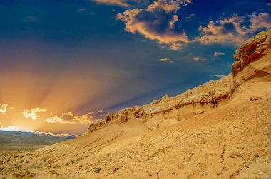 Red Bogut Dağları 'nın nefes kesici cazibesini tecrübe edin. Dağ günbatımının altın parıltısının tadını çıkar. Doğanın ilahi büyüsüne dalmak.