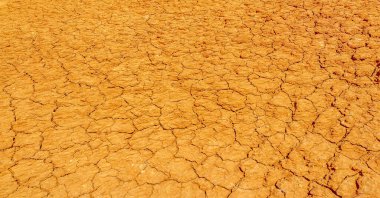 Boguty 'nin nefes kesici Kızıl Dağlarına bakın! Kavurucu güneşin altında kırmızı kil çatlarken doğanın çarpıcı güzelliğinin tadını çıkarın. Engebeli cazibenin büyüleyici bir resmini yapın. Doğa İlham Verir