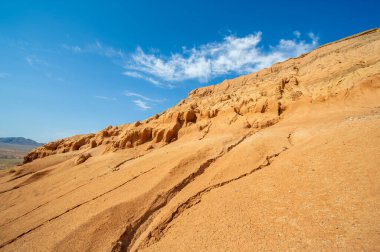 Gün batımında Kızıl Dağlar 'ın nefes kesici güzelliğinin tadını çıkar. Huzurlu ve huzurlu bir atmosfere gir. Kum ve gökyüzü birleşirken nefes kesici bir renk oyununa tanık olun..