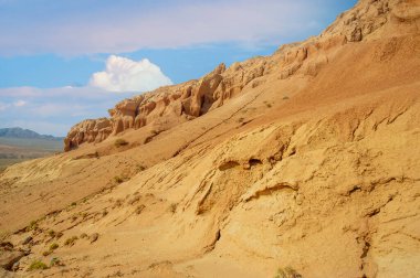 Red Boguty Dağları 'nın arkasındaki muhteşem günbatımının tadını çıkarın. Kendini doğanın ateşli başyapıtının güzelliğine daldır. Çöl Rüyaları ile unutulmaz anılar yarat.