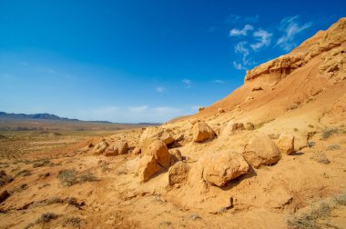 Çöl sıcağı azaldıkça Kırmızı Boguty Dağları, güneşin dinginliğinin tadını çıkarmanız için sizi çağıran kıpkırmızı büyüleyici tonlarda canlanır. Doğanın Paleti