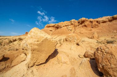 Red Boguty Dağları 'nın arkasında nefes kesici bir günbatımının tadını çıkar. Çölde dolaşın ve doğanın ateşli başyapıtına tanık olun. Çöldeki rüyaların güzelliğinin tadını çıkar..