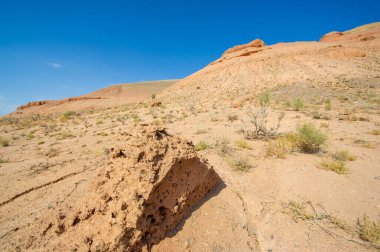 Kızıl Bogut Dağları 'nda gün batımının büyüleyici güzelliğinin tadını çıkarın Güneşin altın parıltısına tanık olun Sarp tepeleri aydınlatan nefes kesici manzaradan büyülenin