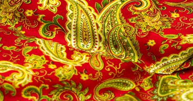 Kırmızı arka planda desenli yeşil desen. Beatles tarafından popüler hale getirilen kovboy ve motorcuların bandanalarını süsledim, hippiler çağına öncülük ettim ve rock 'n roll' un amblemi oldum..