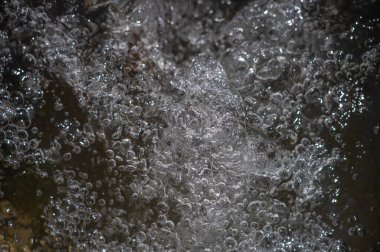 Su üzerindeki hava kabarcıklarının büyüleyici dansı bir dağ nehrinde saf sıvı neşe deneyimleyin doğanın rahatlatıcı fısıltısını hissedin suyun güzelliğinde nirvana 'yı bulun